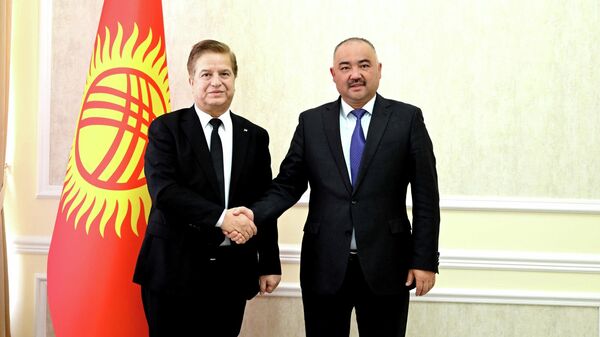 Встреча спикера парламента Нурланбека Шакиева с послом Палестины Джавадом Авадом - Sputnik Кыргызстан