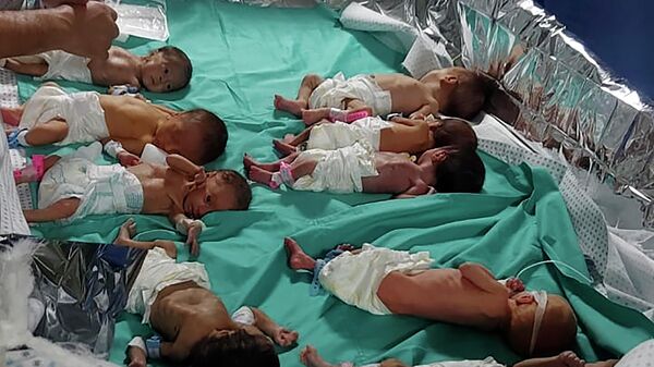 Недоношенные палестинские дети в больнице Шифа в секторе Газа - Sputnik Кыргызстан