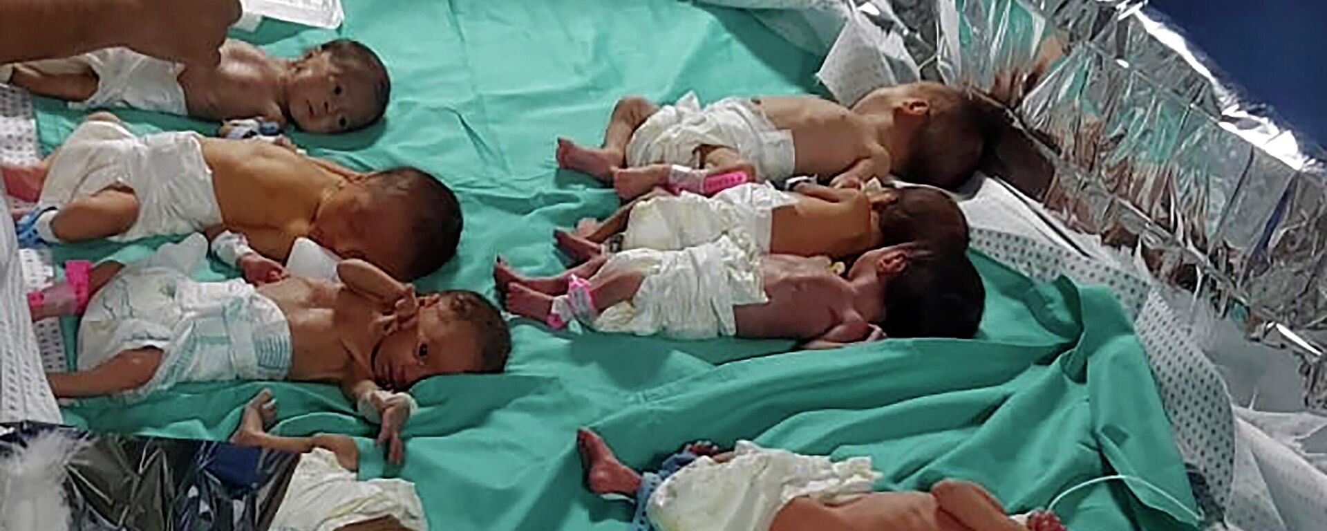 Недоношенные палестинские дети в больнице Шифа в секторе Газа - Sputnik Кыргызстан, 1920, 15.11.2023