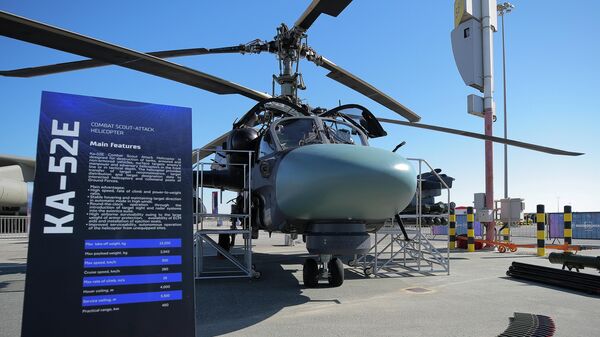Боевой разведывательно-ударный вертолет Ка-52Е на Международном авиационно-космическом салоне Dubai Airshow-2023 в Дубае - Sputnik Кыргызстан