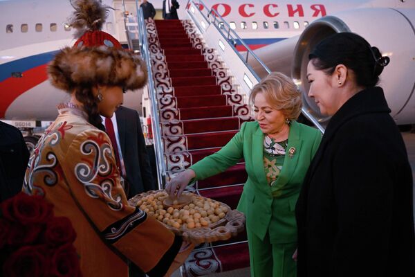 В Кыргызстан прибыла делегация Совета Федерации Федерального Собрания РФ во главе с Валентиной Матвиенко - Sputnik Кыргызстан