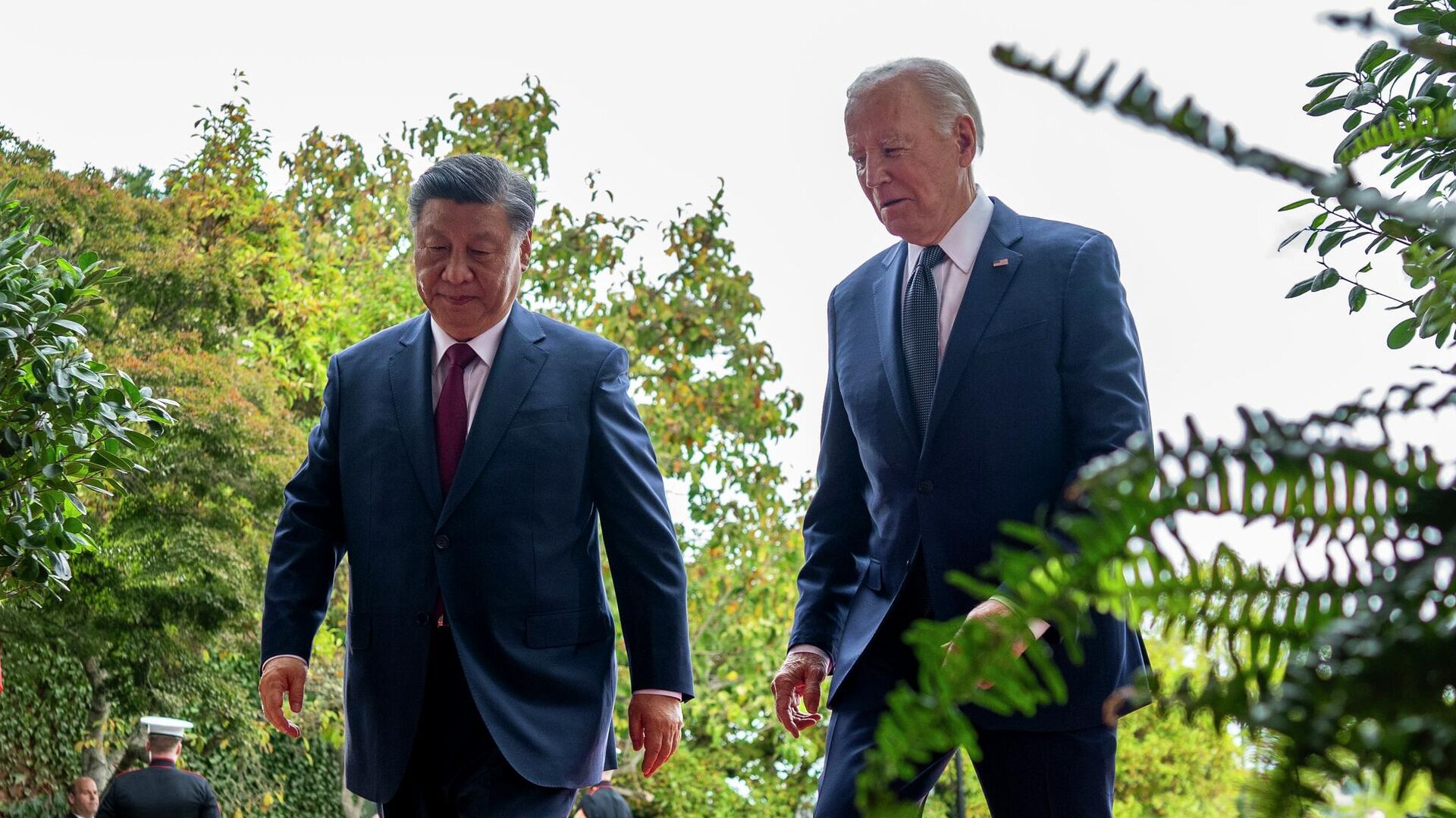 Президент Джо Байден приветствует президента Китая Си Цзиньпина в поместье Филоли в Вудсайде, Калифорния, на полях конференции АТЭС - Sputnik Кыргызстан, 1920, 16.11.2023