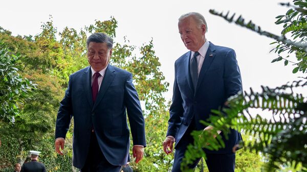 Президент Джо Байден приветствует президента Китая Си Цзиньпина в поместье Филоли в Вудсайде, Калифорния, на полях конференции АТЭС - Sputnik Кыргызстан