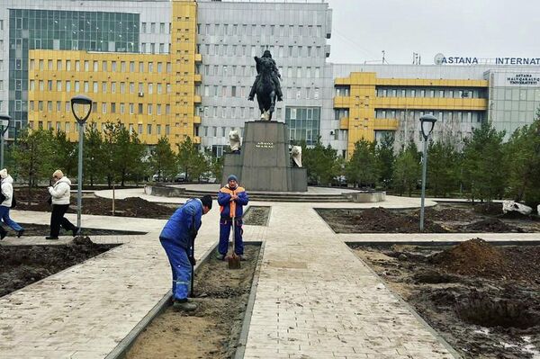 Посол Кыргызстана в Казахстане Дастан Дюшекеев сообщил, что объект установили на центральном проспекте Кабанбая Баатыра - Sputnik Кыргызстан