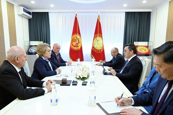 Жапаров тепло приветствовал Матвиенко и отметил, что кыргызско-российские отношения имеют позитивную динамику и охватывают практически все сферы жизни - Sputnik Кыргызстан