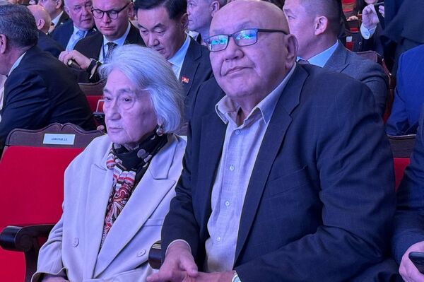 Роза Айтматова и Аскар Айтматов на международной конференции, посвященной 95-летию со дня рождения Чингиза Айтматова  - Sputnik Кыргызстан