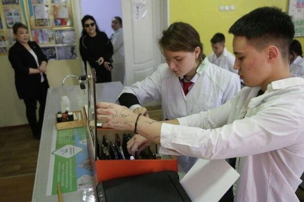 В школах Первомайского района реализован проект &quot;Урок без смартфона&quot;, сообщает пресс-служба мэрии Бишкека - Sputnik Кыргызстан