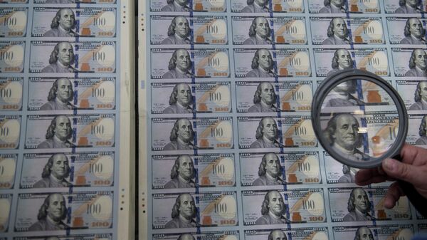 Купюры долларов США под лупой. Архивное фото - Sputnik Кыргызстан