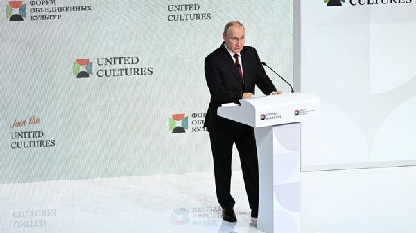 Президент РФ Владимир Путин выступает на пленарном заседании в рамках IX международного культурного форума в Санкт-Петербурге - Sputnik Кыргызстан