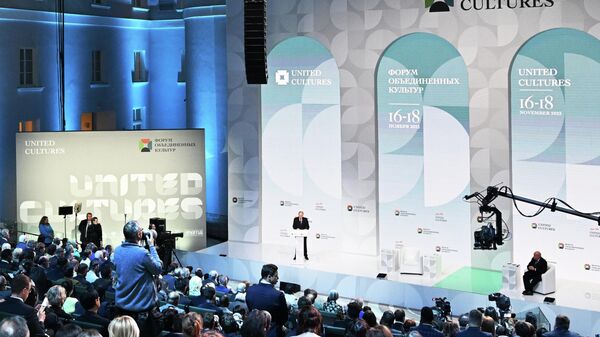 Президент РФ Владимир Путин выступает на пленарном заседании в рамках IX международного культурного форума в Санкт-Петербурге - Sputnik Кыргызстан