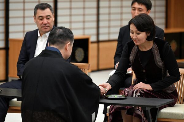 Президент КР Садыр Жапаров и первая леди Айгуль Жапарова приняли участие в чайной церемонии в Киото (Япония), сообщает пресс-служба главы государства - Sputnik Кыргызстан