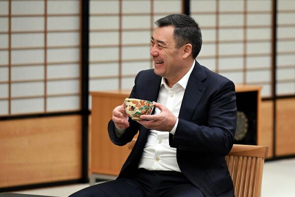 Жапаровым подробно рассказали об особенностях приготовления чая и о традиции чаепития в Японии, после чего мастер чайной церемонии подал ароматный напиток - Sputnik Кыргызстан