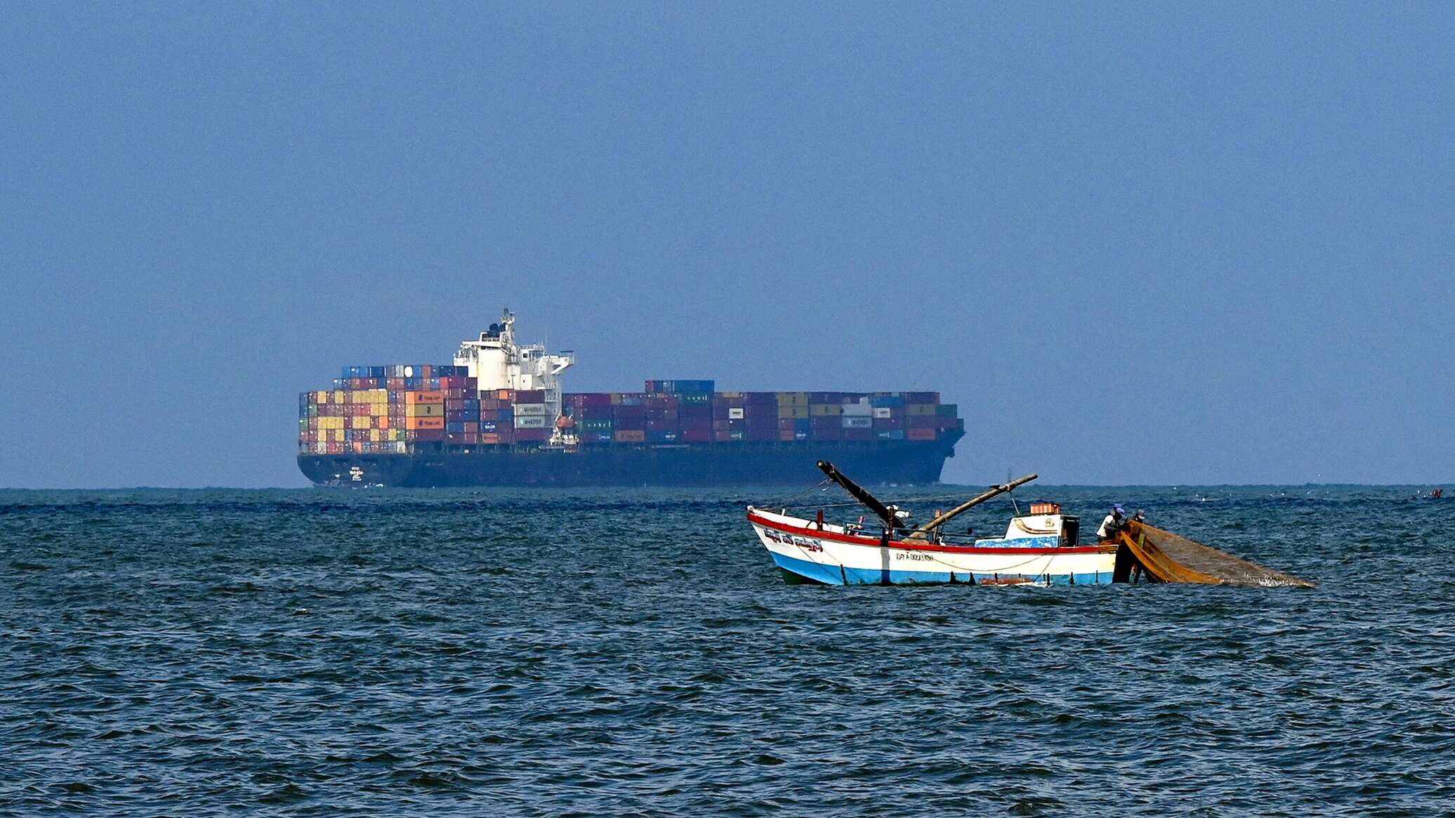 Красное море 19. Хуситы в море. Хуситы в Красном море. Атаки хуситов на корабли в Красном море. Хуситы атаковали грузовое судно.