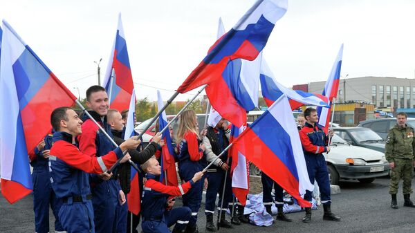 Люди с флагами Российской Федерации. Архивное фото - Sputnik Кыргызстан