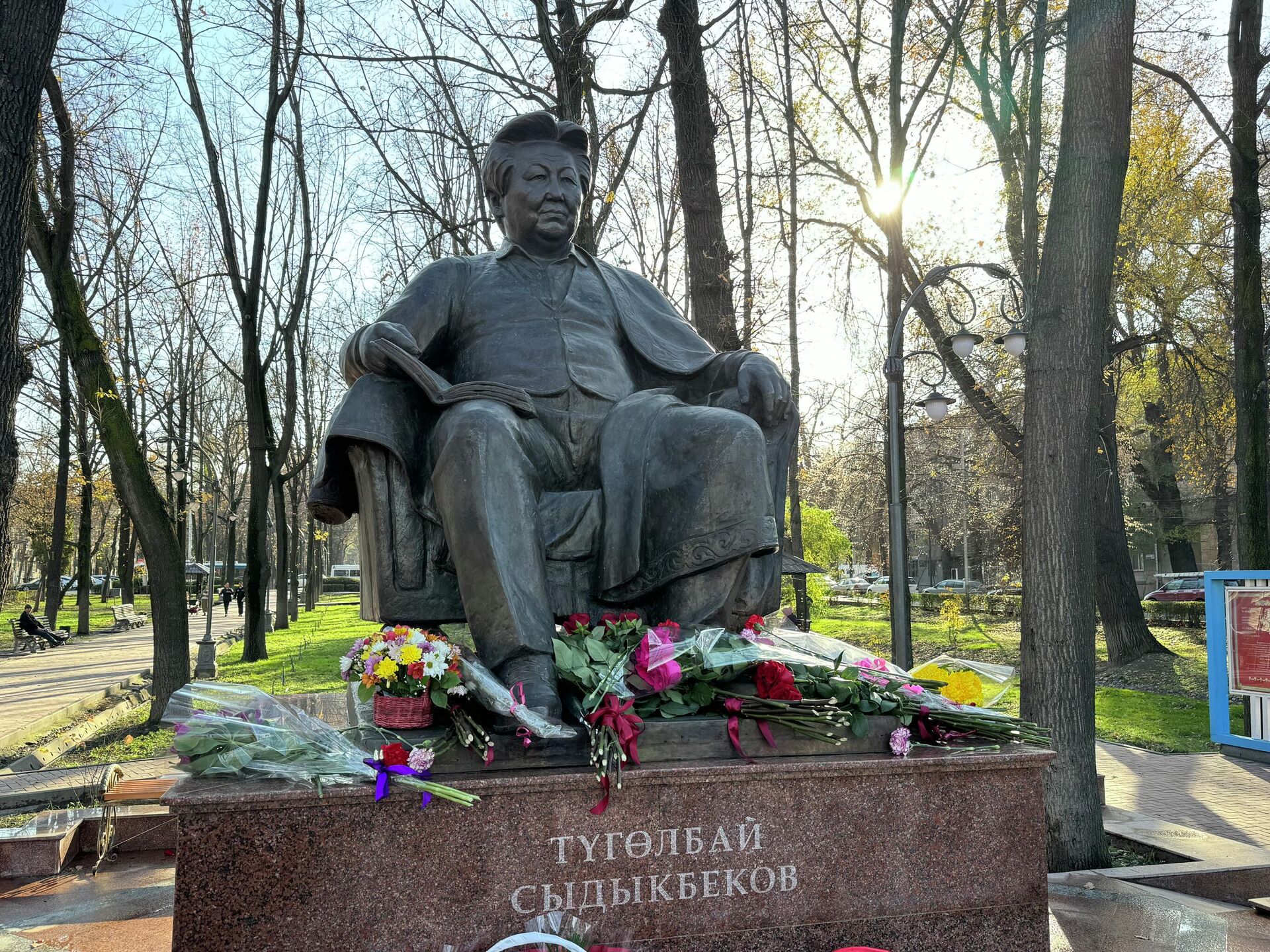 Открытие памятника народному писателю Туголбаю Сыдыкбекову в Бишкеке - Sputnik Кыргызстан, 1920, 20.11.2023