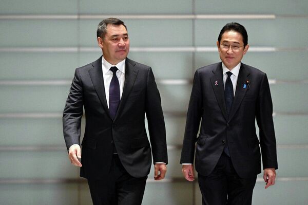 Лидеры двух стран входят в зал переговоров - Sputnik Кыргызстан