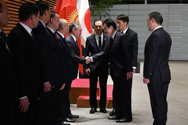 Лидерам были представлены официальные делегации - Sputnik Кыргызстан