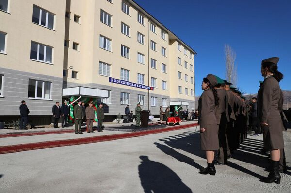 Сотрудникам Госкомитета национальной безопасности КР и военнослужащим Пограничной службы в Таласской области вручили ключи от служебных квартир - Sputnik Кыргызстан