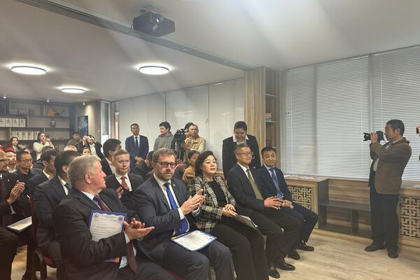 Ректор КРСУ Денис Фомин-Нилов отметил, что вуз ценит участие посольства в обновлении центра китайского языка и культуры и надеется на дальнейшее плодотворное сотрудничество в этом направлении - Sputnik Кыргызстан