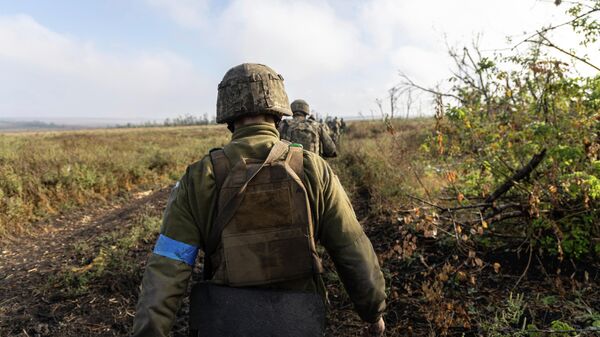 Группа украинских военнослужащих в нескольких километрах от Андреевки - Sputnik Кыргызстан