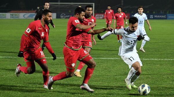 Игроки сборных Кыргызстана и Омана во время матча в Бишкеке - Sputnik Кыргызстан