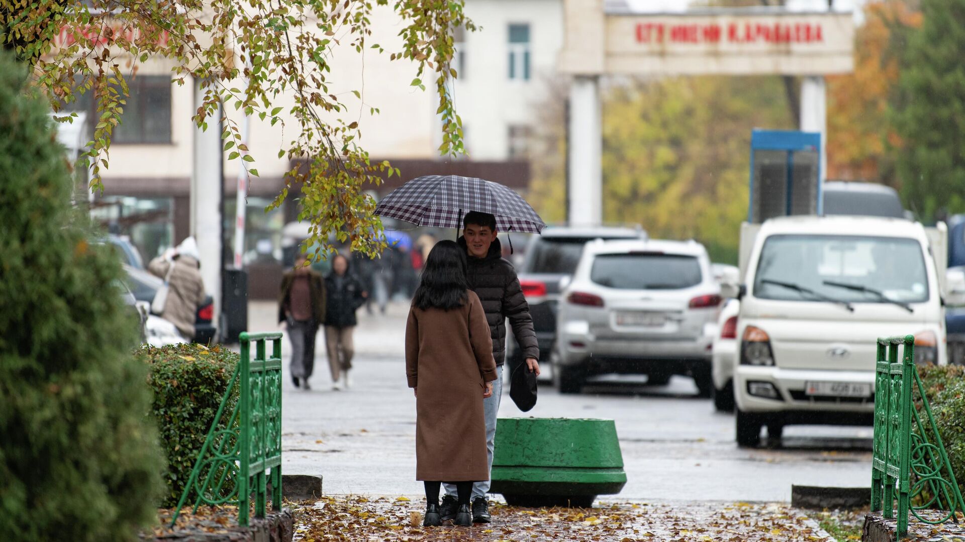 Парень с девушкой на проспекте Эркиндик во время дождя в Бишкеке. Архивное фото - Sputnik Кыргызстан, 1920, 27.11.2023