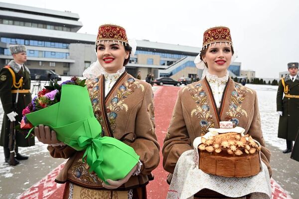 Девушки, которые встретили президента - Sputnik Кыргызстан