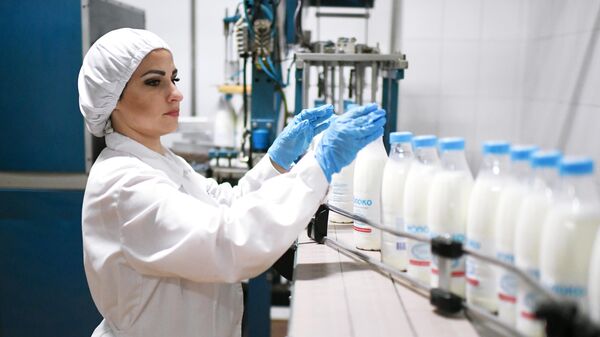 Производство молока на молокозаводе. Архивное фото  - Sputnik Кыргызстан
