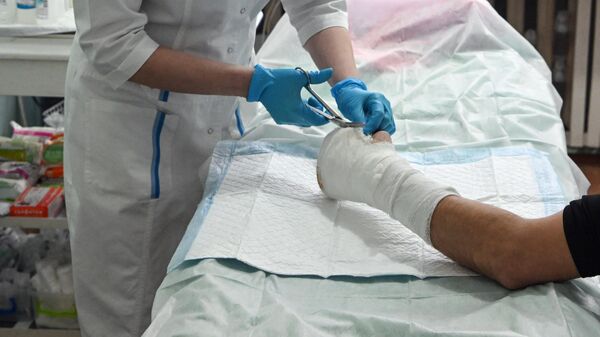 Медсестра во время перевязки руки пациента. Архивное фото - Sputnik Кыргызстан