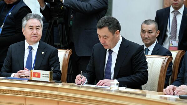 Президент Садыр Жапаров подписал ряд документов по итогам очередной сессии СКО ОДКБ в Минске  - Sputnik Кыргызстан
