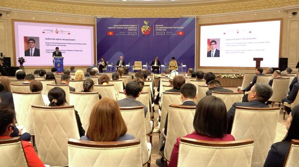 Как в Бишкеке прошел первый форум стран СНГ по школьному питанию — видео - Sputnik Кыргызстан