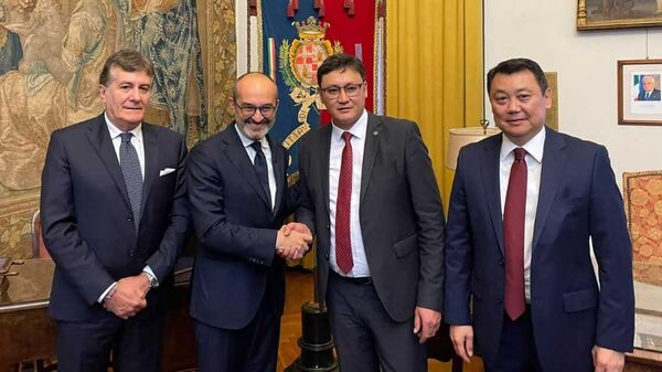 Подписание соглашения о дружбе и сотрудничестве между городами Каракол и Кальяри - Sputnik Кыргызстан