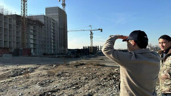 Президент Садыр Жапаров внепланово проверил ход строительства домов, выдаваемых под госипотеку в Бишкеке - Sputnik Кыргызстан