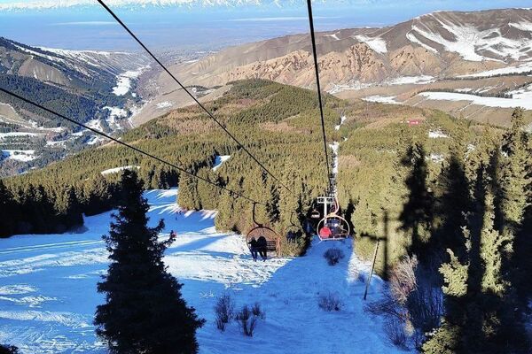 Глава области Эмильбек Абдыкадыров рассказал о важности развития туристической сферы в Кыргызстане и отметил потенциал горнолыжного отдыха для привлечения туристов - Sputnik Кыргызстан