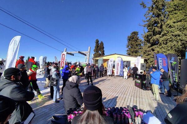 На горнолыжной базе &quot;Каракол&quot; состоялось официальное открытие зимнего туристического сезона - Sputnik Кыргызстан