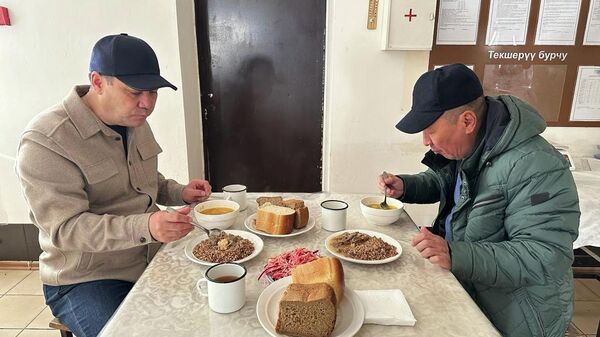 Внеплановый визит президента Садыра Жапарова в воинскую часть в селе Кой-Таш - Sputnik Кыргызстан