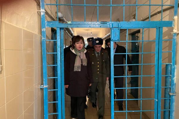 Омбудсмен КР Джамиля Джаманбаева ознакомилась с условиями содержания арестованных в СИЗО Каракола - Sputnik Кыргызстан