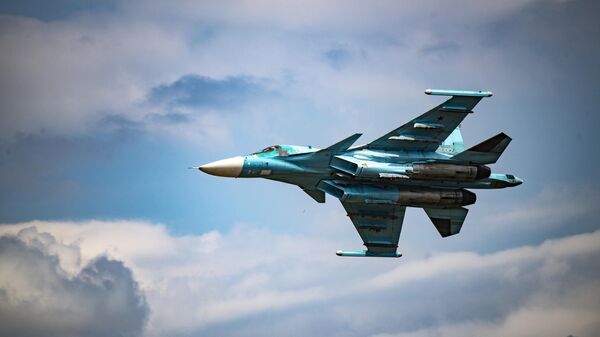 Полет истребителя-бомбардировщика Су-34 ВКС РФ. Архивное фото - Sputnik Кыргызстан