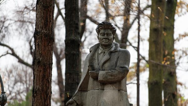 Памятник известному литератору и общественному деятелю Темиркулу Уметалиеву на проспекте Эркиндик во время дождя в Бишкеке. Архивное фото - Sputnik Кыргызстан
