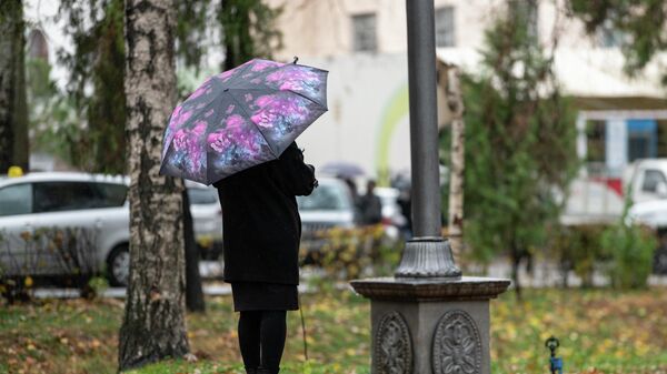Девушка с зонтом на бульваре Эркиндик во время дождя в Бишкеке - Sputnik Кыргызстан