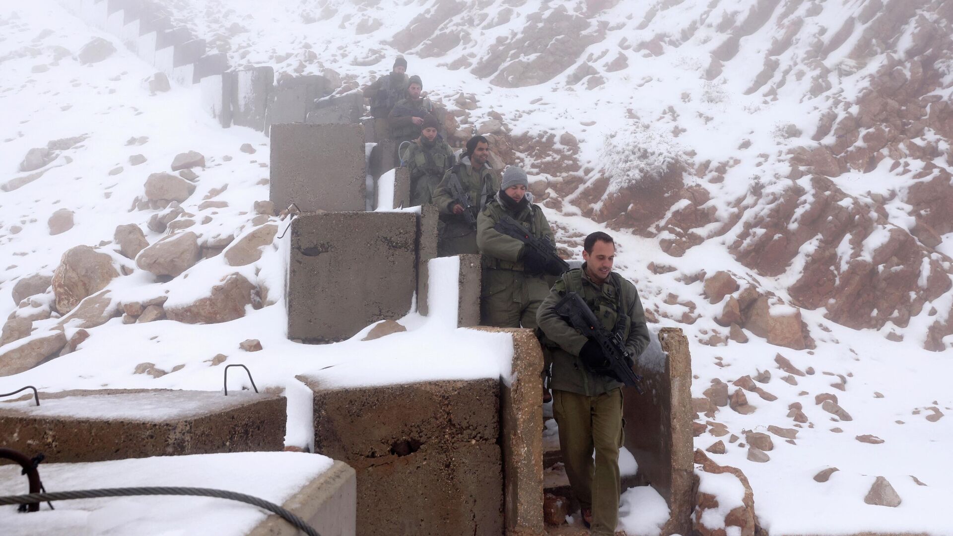 Израильские солдаты патрулируют вершину горы Хермон недалеко от границы с Ливаном на аннексированных Израилем Голанских высотах - Sputnik Кыргызстан, 1920, 29.11.2023