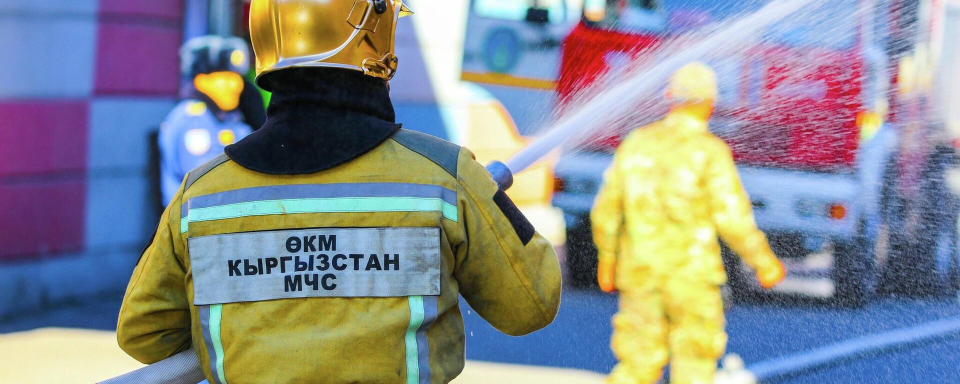  ӨКМдин өрт өчүрүүчү кызматкери - Sputnik Кыргызстан, 1920, 05.03.2026