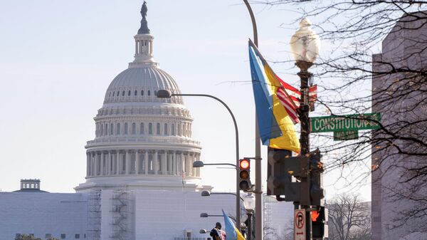 Флаги США и Украины  недалеко от здания Капитолия в Вашингтоне. Архивное фото - Sputnik Кыргызстан