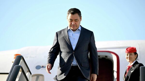Президент Садыр Жапаров учактын трапынан түшүп жатат. Архив - Sputnik Кыргызстан