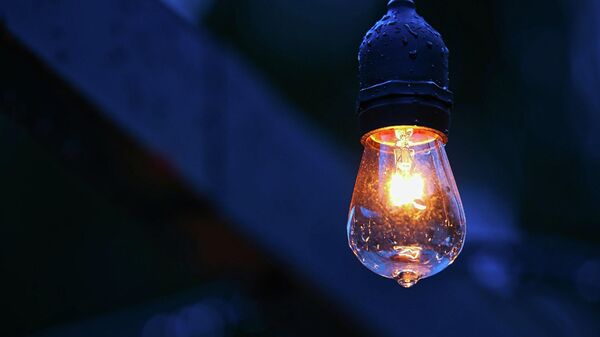 Лампочка горит в темноте. Иллюстративное фото - Sputnik Кыргызстан