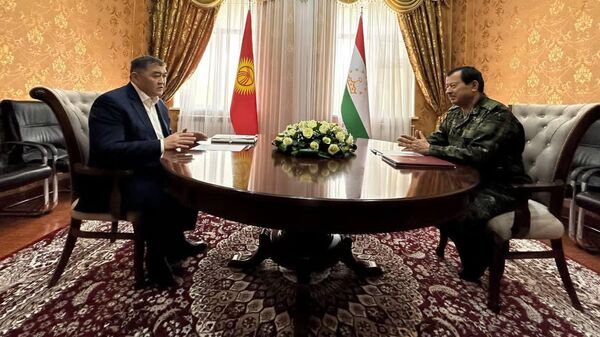 Глава ГКНБ Камчыбек Ташиев встретился с председателем ГКНБ Таджикистана Саймумином Ятимовым в Бустоне - Sputnik Кыргызстан