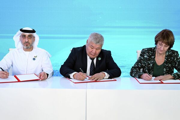 В рамках Всемирного климатического саммита в Дубаев министерство энергетики КР, французская энергкомпания EDF, госкомпания Masdar (ОАЭ) подписали меморандум в сфере энергетики - Sputnik Кыргызстан