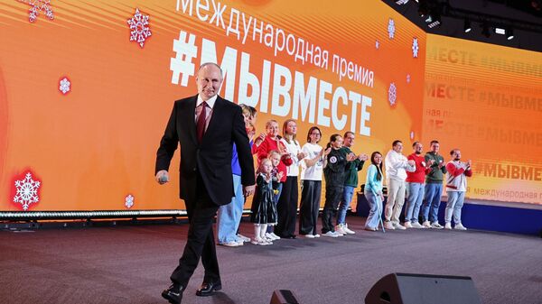 Президент РФ В. Путин наградил победителей международной премии #Мывместе - Sputnik Кыргызстан