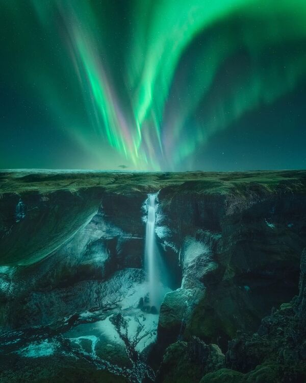Исландец Луис Кажете назвал это фото &quot;Танец зеленой дамы&quot;. Оно сделано у водопада Хайфосс. - Sputnik Кыргызстан