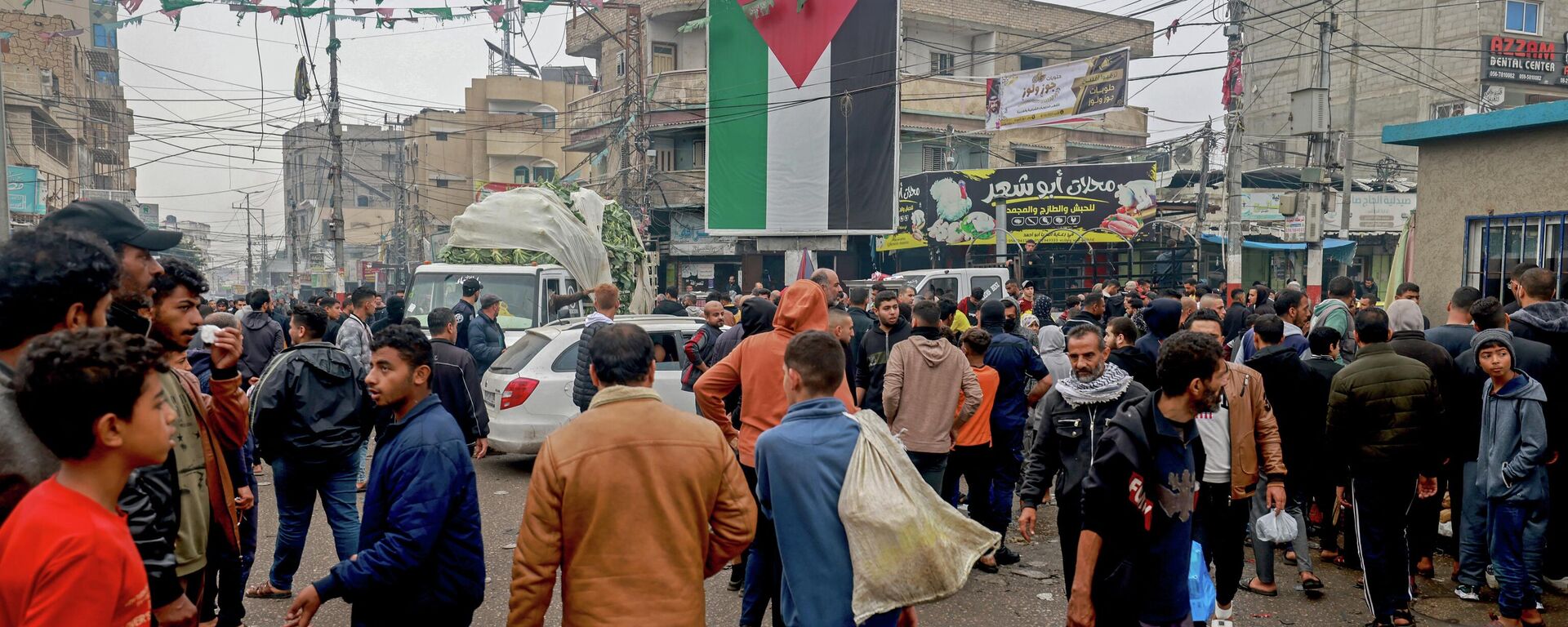 Палестинцы, в том числе многие перемещенные лица из других районов сектора Газа, идут по главной площади в Рафахе  - Sputnik Кыргызстан, 1920, 05.12.2023